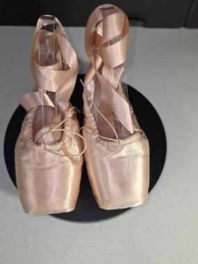 Daydance Ballet Pointe Shoes in Light Peach Satin Size 37 XXX